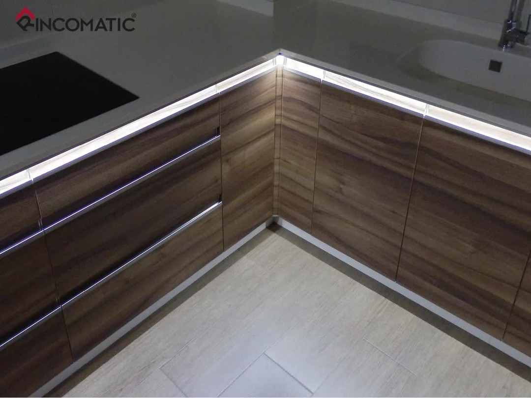 Rincomatic Relux, un perfil soporte para tiras LED que permite tanto la iluminación del frente como la del cajón abierto.
Admite conectores estándar. Cuenta con espacio para alojar el cableado.
________________________________________  Rincomatic Relux is an aluminum linear profile for LED strips. It provides full lighting inside the drawers as well as creates an agreeable atmosphere.
It supports standard connectors and has adequate space for holding cables
_________________________________________  #cocinasactuales #cocinasestilo #decococinas #interiordesign #interiorismo #cocinasmodernas #herrajes #bisagras #bisagraderincon #cocinasconencanto #nicekitchen #design #kitcheninspirations #disfrutatuhogar #designideas #colores #puertasdecocina #rincomatic #rinconcocina #rincoplus #kitchencorner